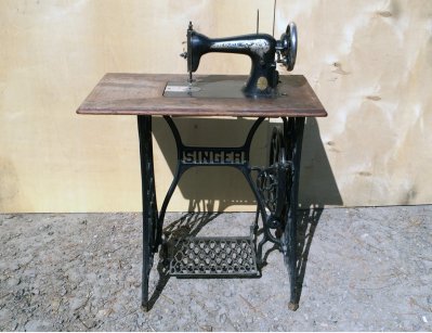 Старинная швейная машинка Singer