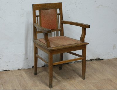 Старинное дубовое кресло