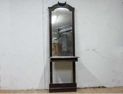 Простеночное зеркало с мрамором