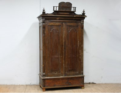 Старинный платяной шкаф с лосем