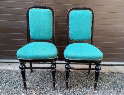 Старинные мягкие стулья