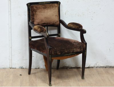 Старинное кресло с накладками