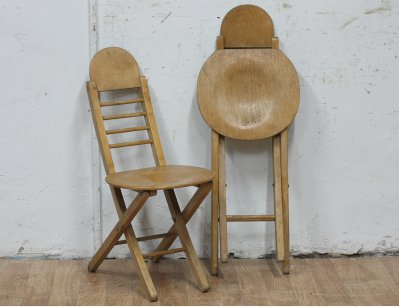Пара винтажных складных стульев