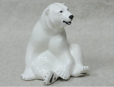Фарфоровая статуэтка белого медведя