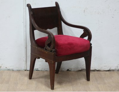 Антикварное кресло красного дерева