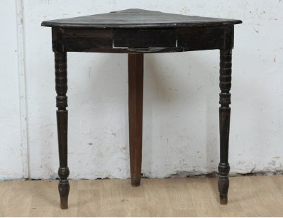 Старинный угловой столик