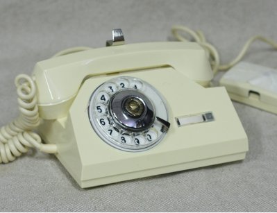 Старинный телефон с гербом