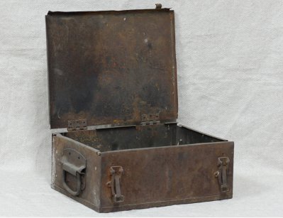 Старинный металлический ящик