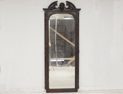 Старинное зеркало с головой человека