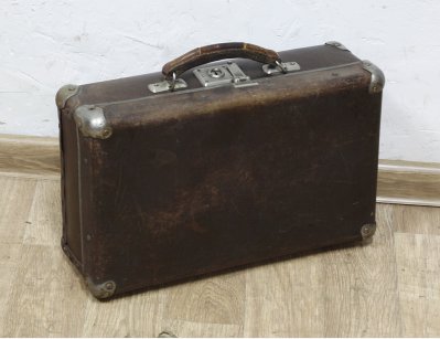 Маленький старинный чемодан