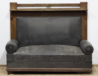 Старинный диван с высокой спинкой