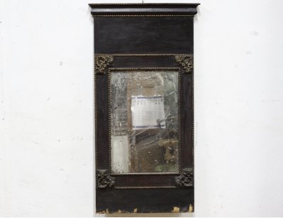 Старинное зеркало с резьбой