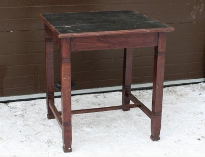 Старинный небольшой столик