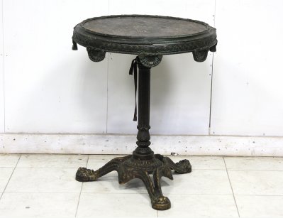 Старинный чугунный столик