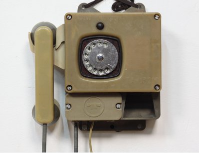 Старинный настенный телефон