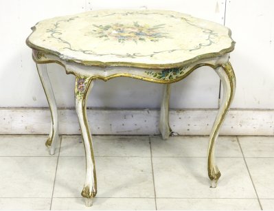 Старинный столик с росписью