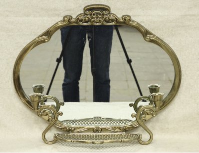 Металлическое зеркало с полочкой